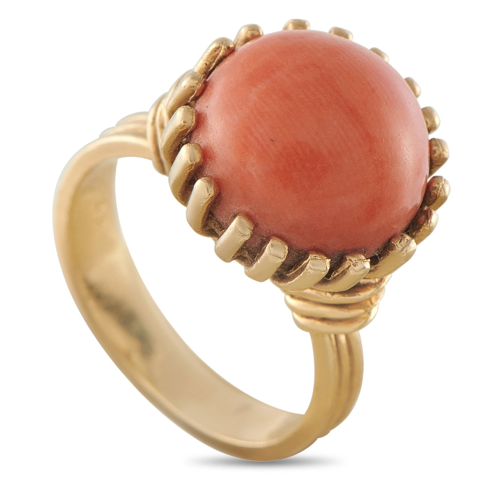 Vintage 18K Yellow Gold Coral Ring: A vibrant and elegant vintage ring in 18K yellow gold, featuring a richly colored coral stone set within a refined gold mounting. The warm, organic tones of the coral make a striking statement against