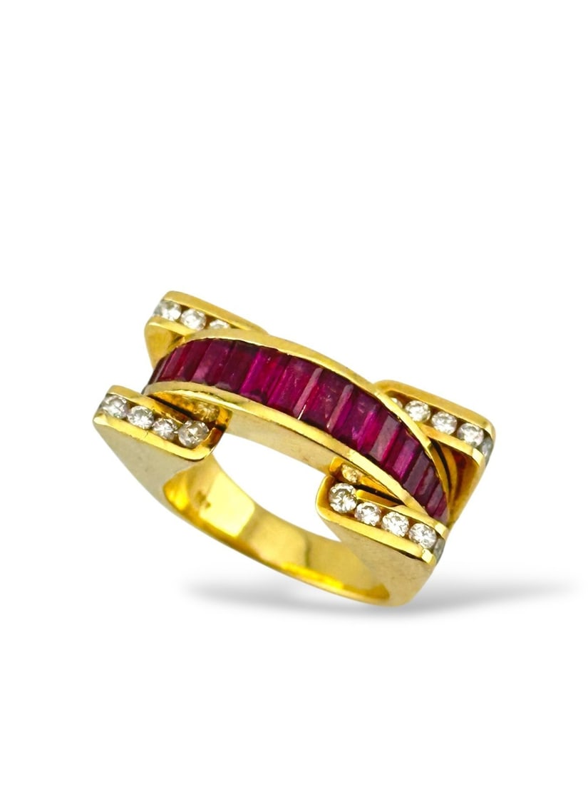 18K Yellow Gold Ring: 18K Yellow Gold Ring with Rubies and Diamonds This exquisite 18K yellow gold ring features a dazzling arrangement of 36 brilliant-cut diamonds encircling 18 vibrant rectangular-cut rubies. The rich re