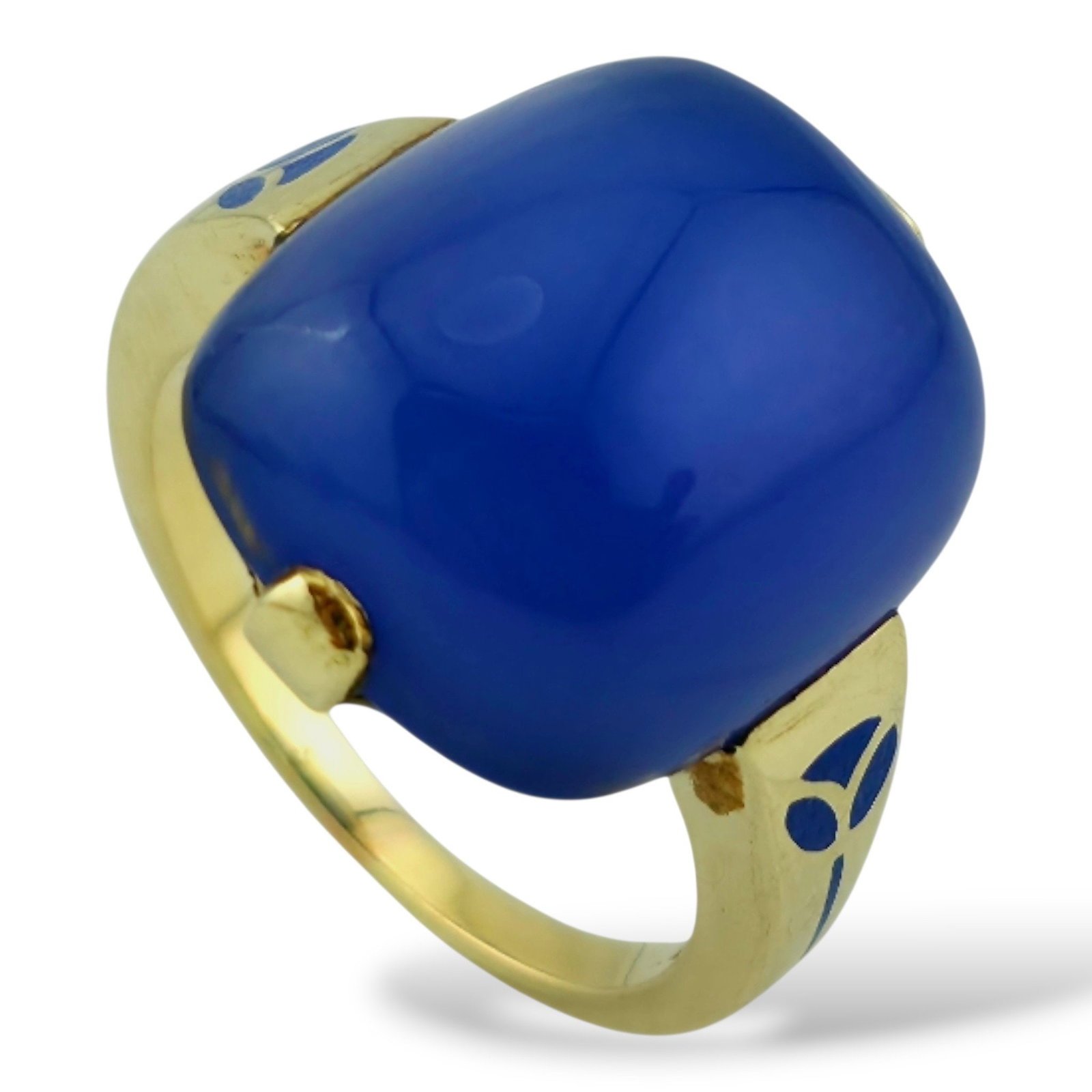 14K Yellow Gold and Deep Blue Chalcedony Ring: 14K Yellow Gold and Deep Blue Chalcedony Ring The ring includes an inlaid band with decorative detailing, marked clearly with a 14k gold stamp. Ring size is 4 US / 47 EU. Its can be re sized Weight: