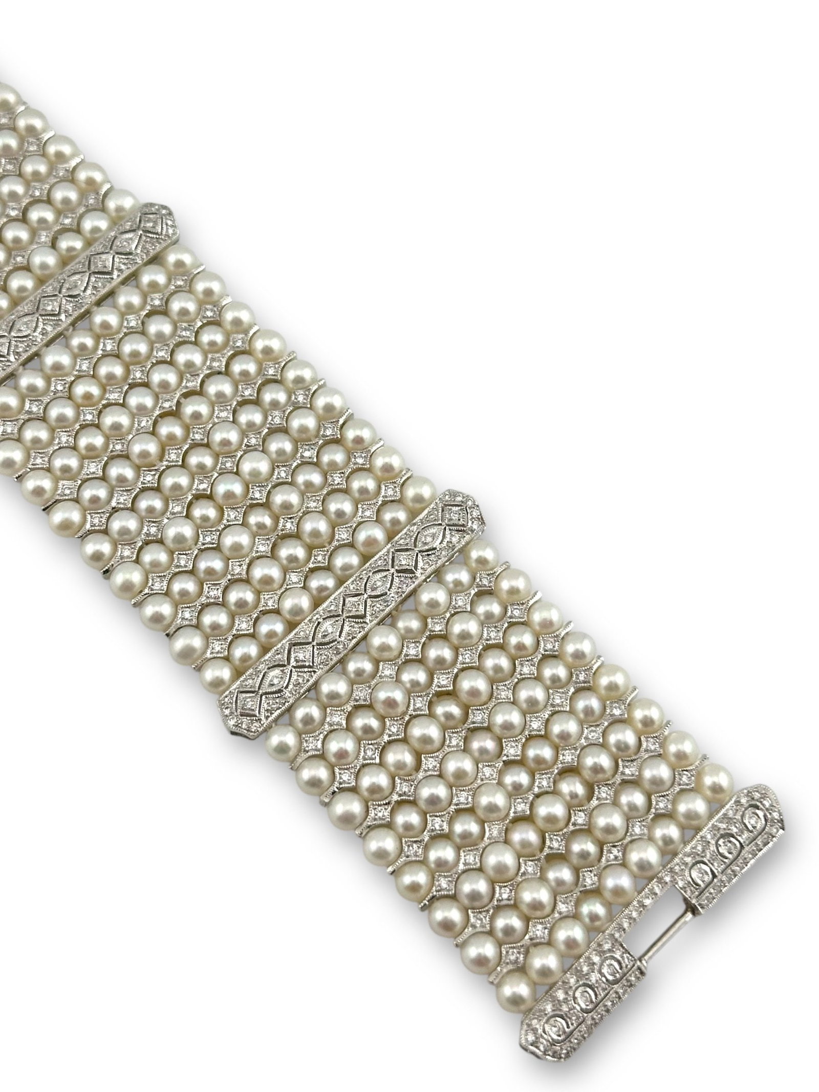 18K White Gold Diamond and Pearl Bracelet: A Breathtaking 18K white gold bracelet adorned with 297 round pearls and 494 sparkling diamonds, creating a luxurious and timeless masterpiece of elegance and sophistication. Metal: 18K White Gold Sto
