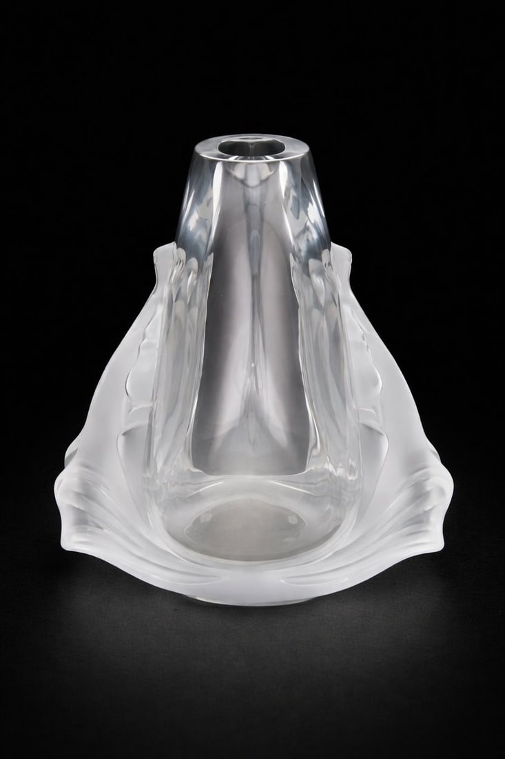 Lalique Garance Abstract Aquatic Vase in Polished and Frosted Crystal France: Lalique Garance Abstract Aquatic Vase in Polished and Frosted Crystal France The Lalique "Garance" Abstract Aquatic Vase in Polished and Frosted Crystal from France is a beautifully crafted piece of a