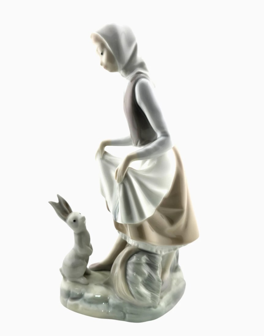 Lladro Rabbit's Food Collectible Figurine #4826 Retired Glazed Finish: Lladro Rabbit's Food Collectible Figurine #4826 Retired Glazed FinishFine Collectible Porcelain Figurine Handmade in Spain Spanish name: Camida Para El Conejo Sculptor: Vincente Martinez Issued in 197