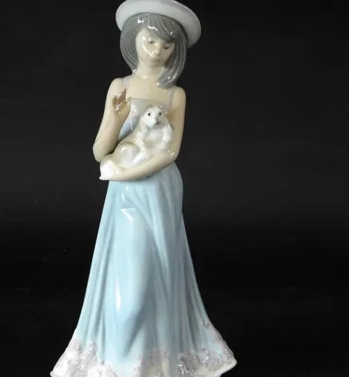 LLADRO ELIZABETH 1990-98 PORCELAIN FIGURINE 5645G Retired: LLADRO ELIZABETH 1990-98 PORCELAIN FIGURINE 5645G Retired Lladro porcelain figurine titled 'Elizabeth,' number 5654. Measures 8 inches tall. Features a young woman in a flowing gown holding a small do
