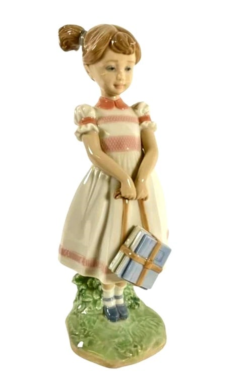 LLADRO LITTLE SCHOOL GIRL PORCELAIN FIGURINE 6814. (1 of 4)