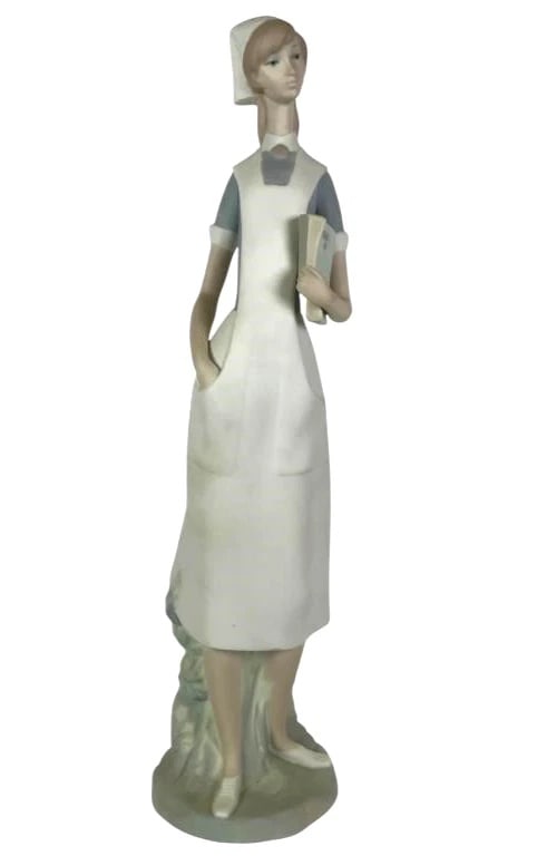 LLADRO NURSE PORCELAIN FIGURINE 01004603 (1 of 4)