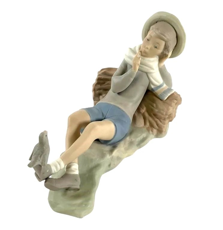 LLADRO SHEPHERD WITH BIRD 1970-85 PORCELAIN FIGURINE 4730G: LLADRO SHEPHERD WITH BIRD 1970-85 PORCELAIN FIGURINE 4730GLladro porcelain figurine #4730, titled Shepherd with Bird, featuring a reclining shepherd boy alongside a resting bird. Measures approximatel