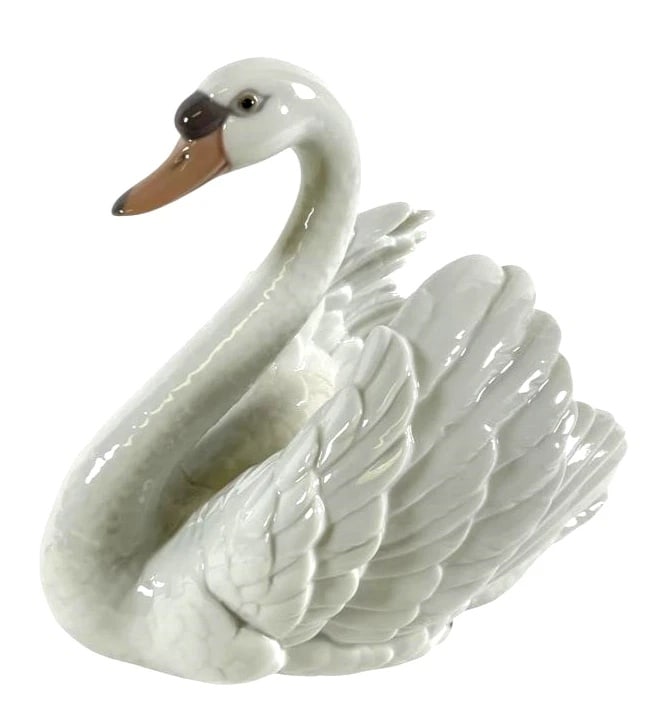 Lladro Swan With Wings Spread 5231 Porcelain Figurine: Lladro Vintage Limited Edition Swan With Wings Spread 5231Lladró porcelain figurine titled Swan With Wings Spread, model number 5231. This handcrafted sculpture features a swan with outstretched wing