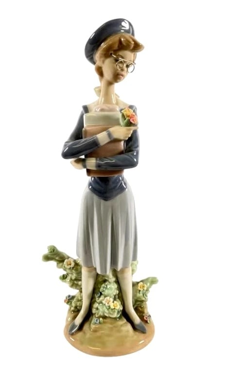 Lladro Vintage My First Class Figurine 5708 (1 of 5)