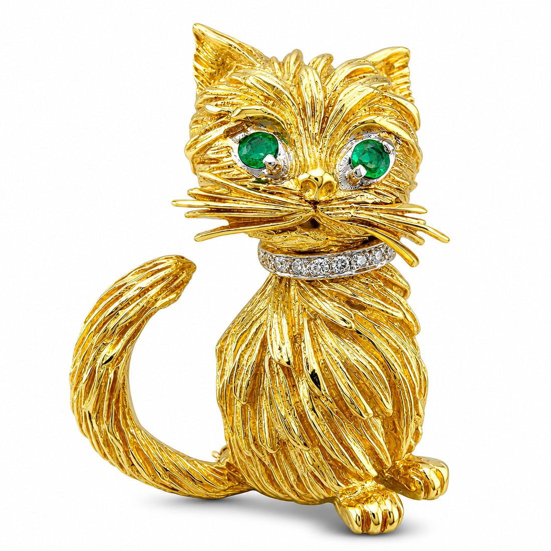18K Yellow Gold Diamond and Emerald Cat Brooch: 18K Yellow Gold Diamond and Emerald Cat Brooch A beautifully sculpted cat brooch crafted in rich 18 karat yellow gold, designed with elegant contours and refined detail throughout the body and face. B