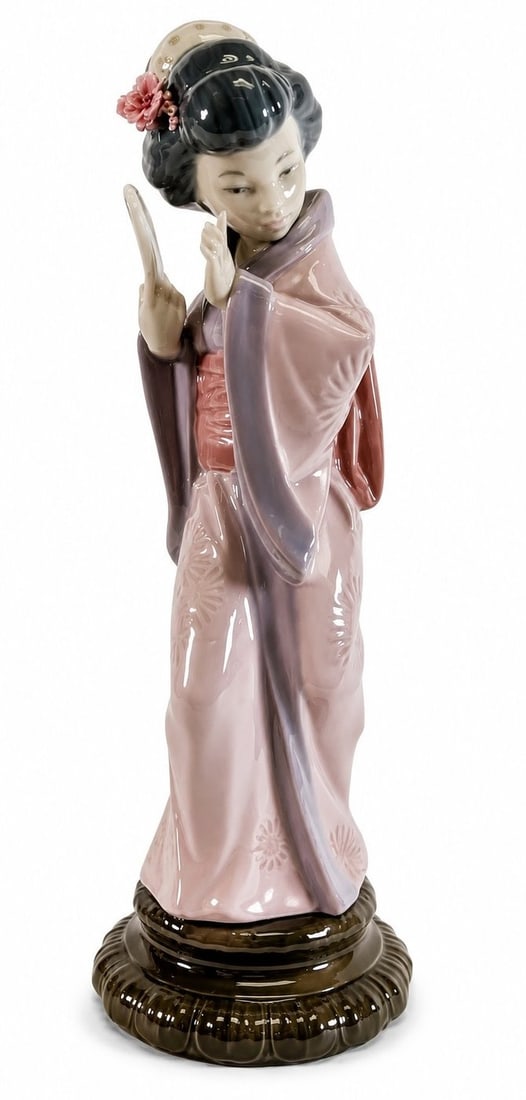 Lladro Daisa 1978 Geisha Girl Hand Made Sculpture Figurine: Lladro Daisa 1978 Geisha Girl Hand Made Sculpture FigurineThis lot features LLADRO figure, titled Sayonara (model number 4989), depicts a woman in a pink and brown kimono holding a small fan and gestu