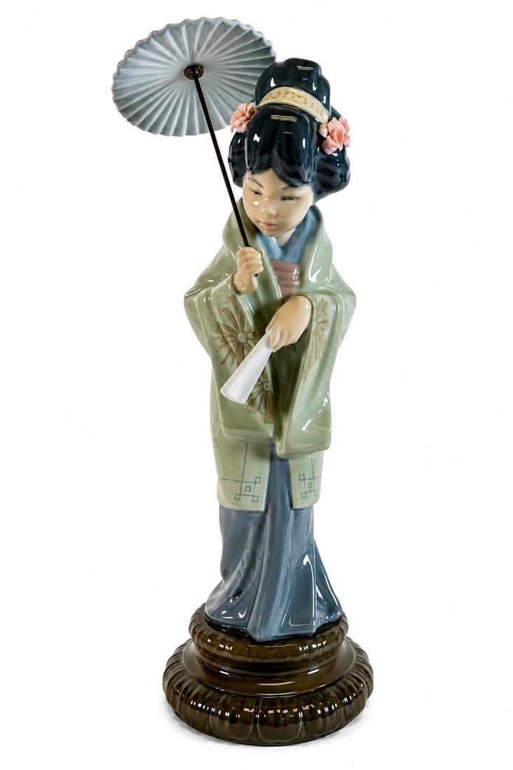 LLadro Japonesita Sombrilla #4988 Oriental SpRings Asian Woman w Umbrella: LLadro Japonesita Sombrilla #4988 Oriental SpRings Asian Woman w UmbrellaThis beautiful Lladro Figurines, #4988, depicts a Japanese woman holding an umbrella, created by Salvador Debone', Spanish arti