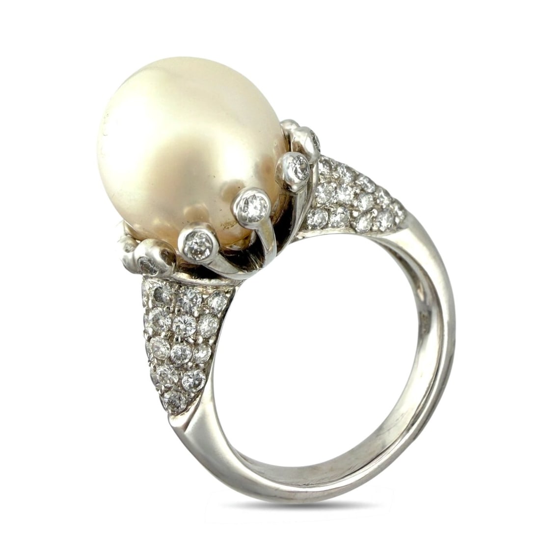 18K White Gold and 1.05ct Diamond Ring: 18K White Gold Pearl and 1.05ct Diamond Ring An elegant and refined design, this ring features a luminous pearl set prominently at the center, elevated by sculpted prongs each adorned with fine diamon