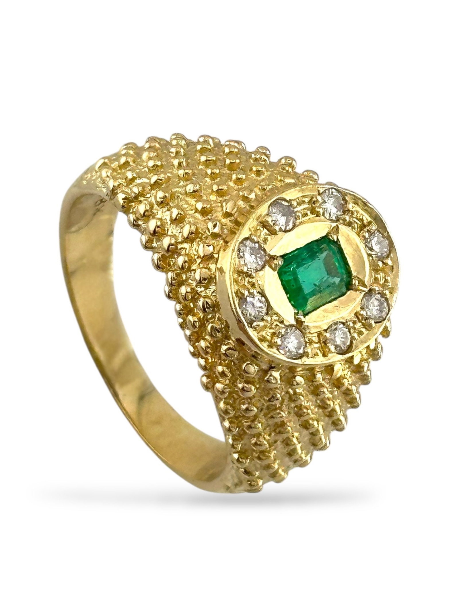 18K Yellow Gold Ring: Gorgeous 18K Gold Ring with Diamonds and Emerald This striking ring is crafted in rich 18K gold and brings together the timeless brilliance of diamonds with the deep, alluring hue of emerald. At its c