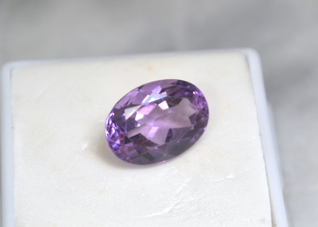 5.59 Carat Oval Cut Amethyst: Great stone! Natural and untreated. For Proxibid bidders, shipping is a flat rate of $6, no matter how many lots won. For Live Auctioneers bidders, shipping will be calculated automatically by Live