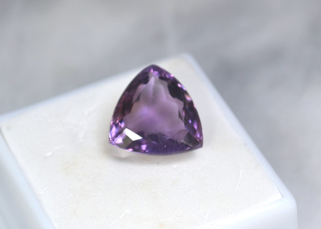 8.65 Carat Trillion Cut Amethyst: Beautiful Amethyst with rich color and a great cut. Natural and untreated. For Proxibid bidders, shipping is a flat rate of $6, no matter how many lots won. For Live Auctioneers bidders, shipping