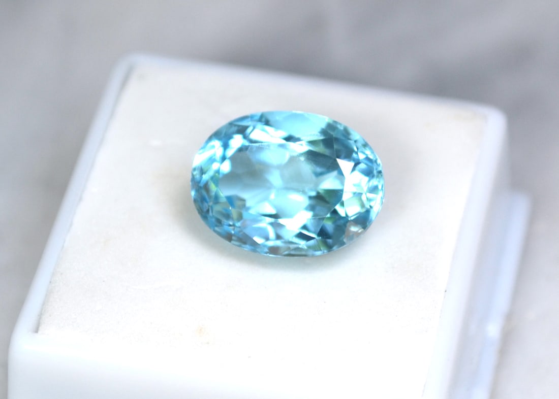 13.00 Carat Oval Cut Sky Blue Topaz: Fine Topaz! Just a great stone. Natural stone but heated and irradiated to get its color, as all Blue Topaz are. For Proxibid bidders, shipping is a flat rate of $6, no matter how many lots won. For