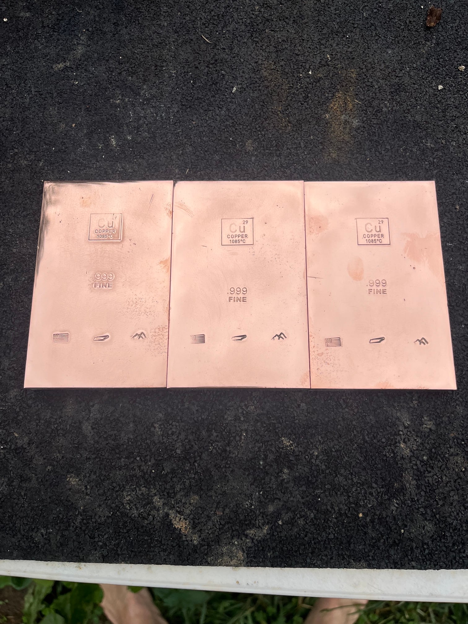 3x -- 1 Kilo Copper Bars -- 99.9% Pure: Gorgeous set of stackable copper. Bright and shiny bullion with a great matte finish. Beautiful artisan ingots that weigh just over 1 kilogram each. This set weighs nearly 9 pounds. Fully stamped