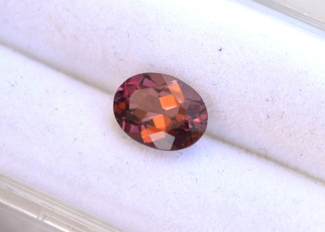1.27 Carat Oval Cut Red Tourmaline: Beautiful Tourmaline. Strong color and great clarity. Natural and untreated. For Proxibid bidders, shipping is a flat rate of $6, no matter how many lots won. For Live Auctioneers bidders, shipping