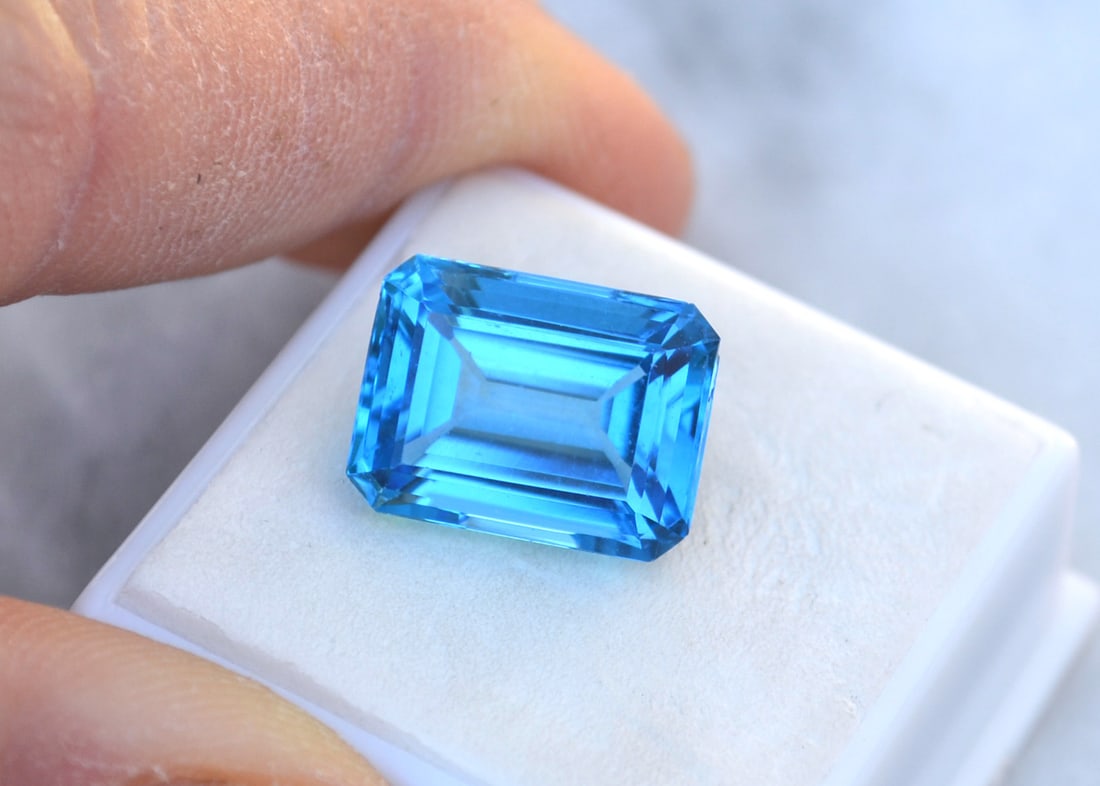 14.59 Carat Octagon Cut Intense Sky Blue Topaz - 3