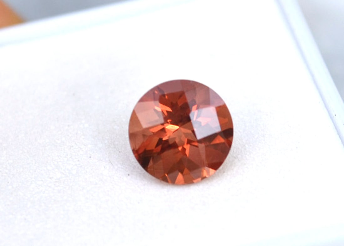 1.76 Carat Round Checkerboard Cut Peachy Red Sunstone: Nice Sunstone, most likely mined in Oregon, USA. Red Sunstone is nearly always mined in Oregon, so as you can imagine, the value is quite high. We encourage you to do some searches and see what other