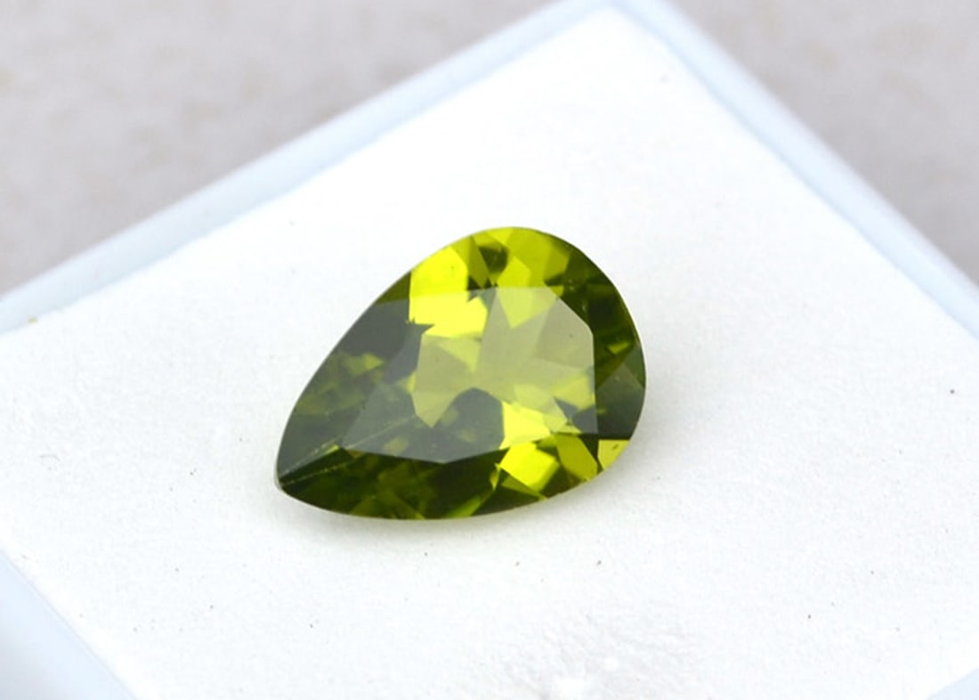 3.83 Carat Pear Cut Peridot: Beautiful Peridot. Great cutting, color and clarity. Perfect for jewelry. Natural and untreated. For Proxibid bidders, shipping is a flat rate of $6, no matter how many lots won. For Live Auctioneers