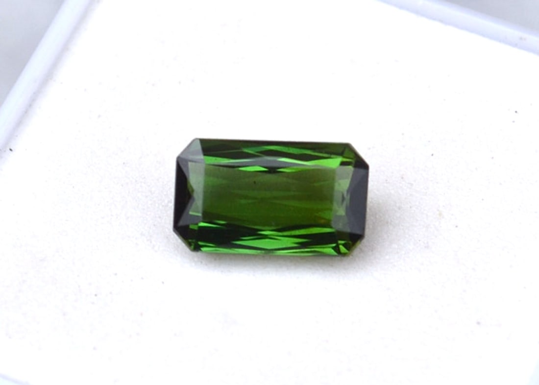 2.44 Carat Scissor Cut Tourmaline: Great Tourmaline with top Green color. It's rare to find a Tourmaline with pure Green color like this. Most often, Tourmalines come in Olive tones. Pure green Tourmalines like this, also known as Chro