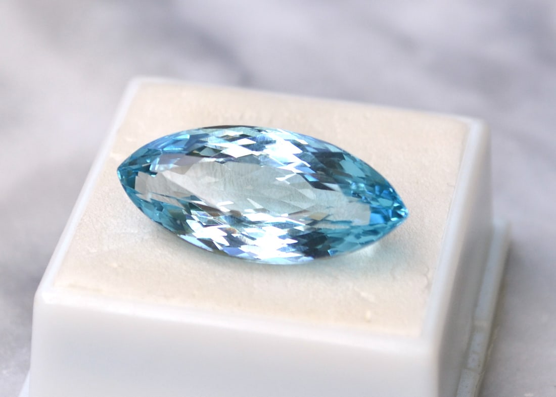 21.32 Carat Marquise Cut Sky Blue Topaz: Beautiful Topaz with a great cut. Perfect for use in jewelry. Natural stone but heated and irradiated to get its color, as all Blue Topaz are. Most gems sold online aren't jewelry grade. They're