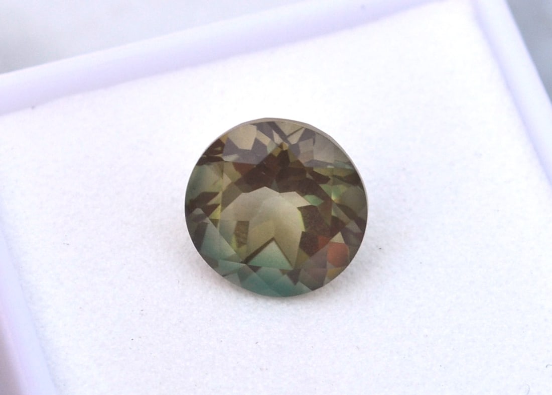 3.81 Carat Round Cut Green Sunstone: Nice Sunstone, most likely from Oregon, USA. Green Sunstone is nearly always from Oregon. We encourage you to do some searches and see what other sellers are charging for this material. This is a nice