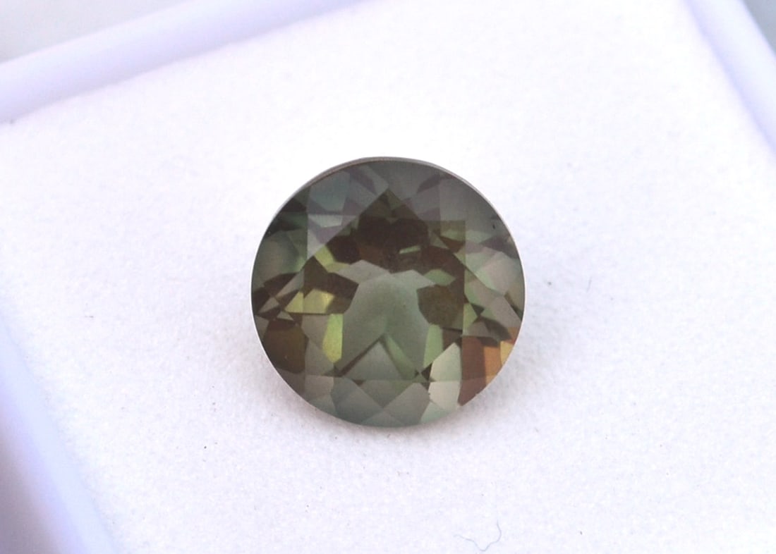 3.81 Carat Round Cut Green Sunstone - 4