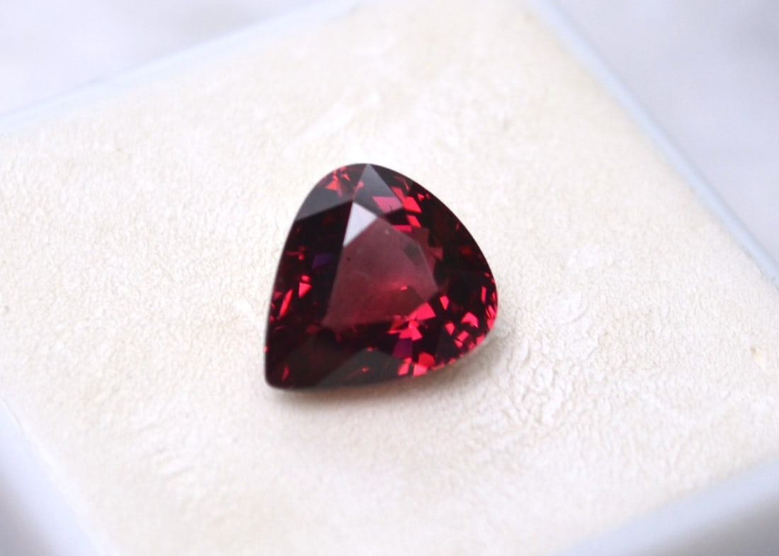4.50 Carat Pear Cut Rhodolite Garnet: Absolutely fantastic, bright and beautiful Garnet. This stone would look stunning as the center stone for a fine ring. Just top quality. Nicer than the pictures show. Natural and untreated. Most gems 