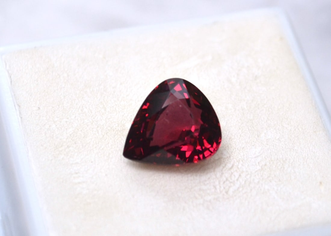 4.50 Carat Pear Cut Rhodolite Garnet - 3
