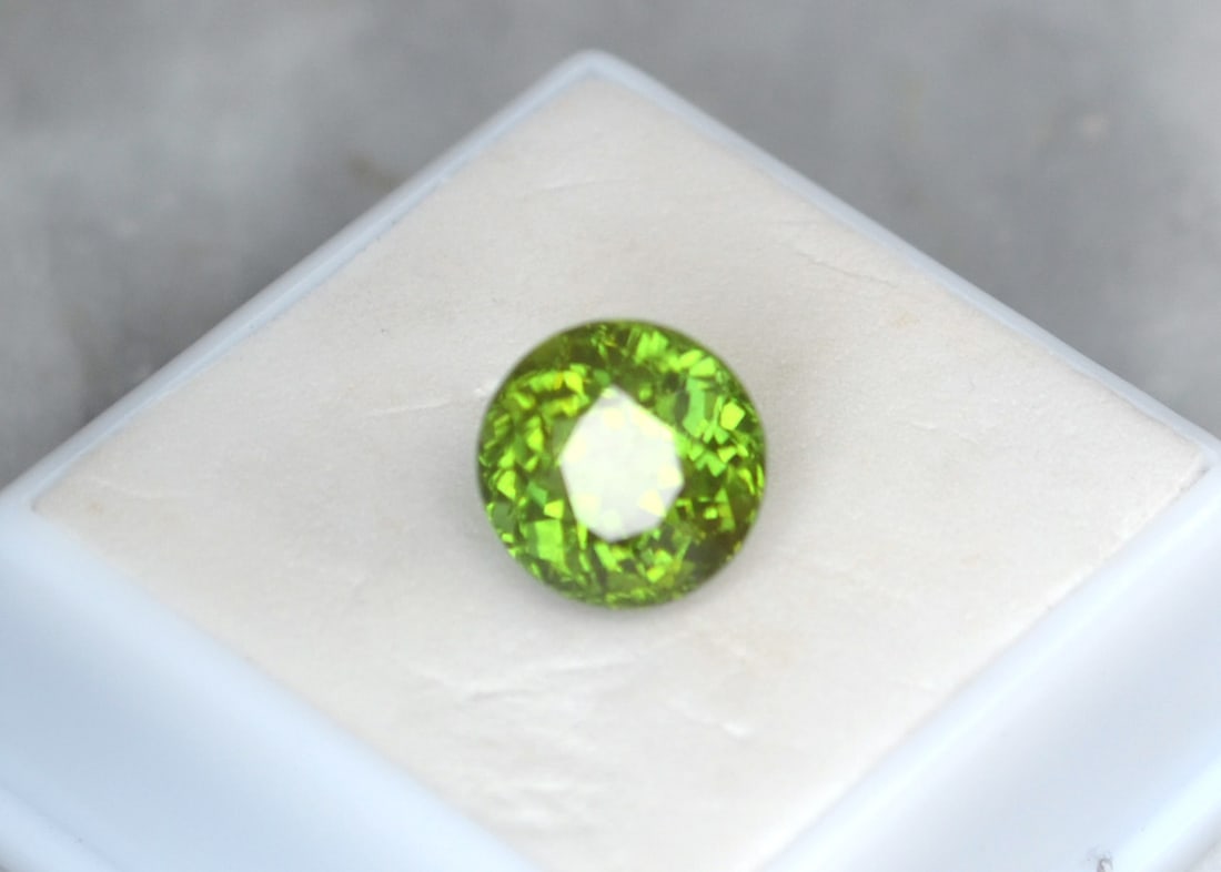 7.53 Carat Round Cut Peridot - 2