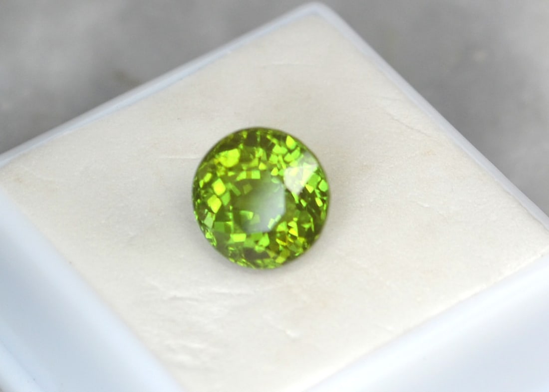 7.53 Carat Round Cut Peridot - 3