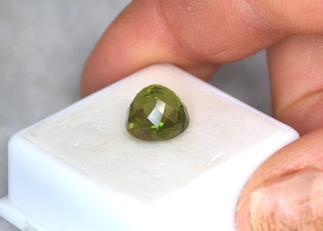 7.53 Carat Round Cut Peridot - 4