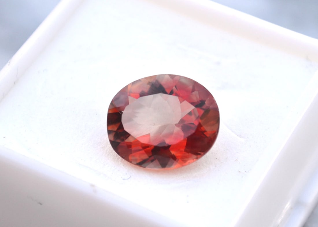 4.81 Carat Oval Cut Red Sunstone: Wow, what an exceptional Sunstone, most likely mined in Oregon, USA. Red Sunstone is nearly always mined in Oregon, so as you can imagine, the value is quite high. This stone is top red color and