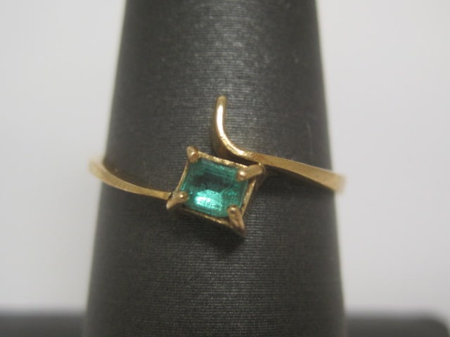 18k Gold Emerald Ring (1 of 4)