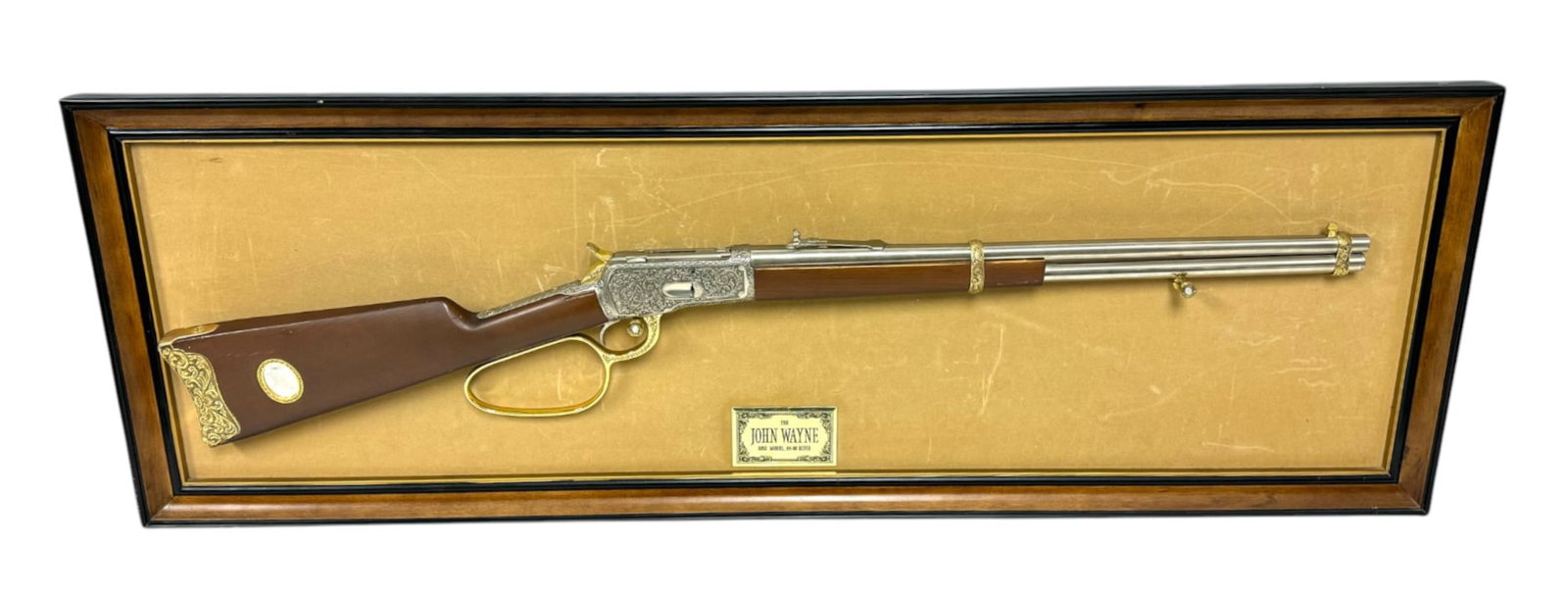 Franklin Mint John Wayne Commemorative Winchester Model 92 .44-40 Large Loop Rifle with Plaque: A spectacular, serial numbered display piece, inspired by the classic Model 1892 44-40 Carbine from his personal collection - To pay tribute to the Duke, back in 1992/1993 John Wayne's family authoriz