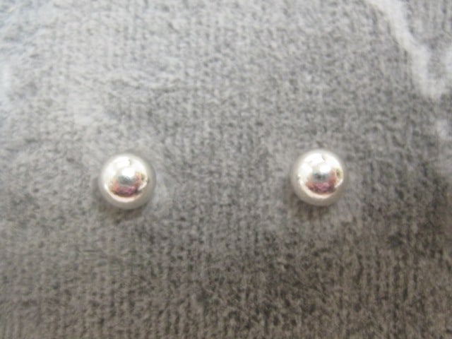 14k White Gold Stud Earrings: .