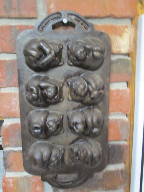 1984 John Wright Cast Iron Teddy Bear Baking Mold: 15" x 7 1/2"