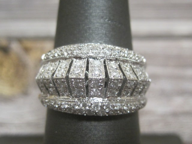 14k White Gold Diamond Ring: 1 1/2 ct tw. Size 7. Weighs 8.2 grams
