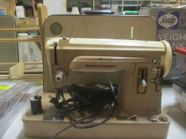 Vintage Singer #404 Sewing Machine in Case (1 of 9)
