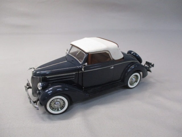 Danbury Mint 1936 Ford Deluxe Cabriolet (1 of 17)
