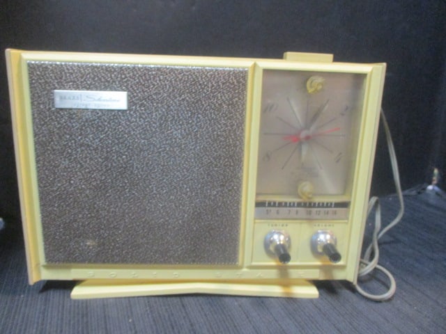 Sears Silvertone AM Clock Radio (1 of 9)