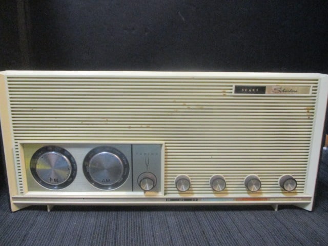 Sears Silvertone AM/FM Radio (1 of 9)