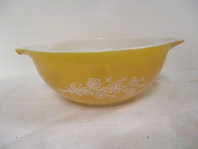 Pyrex "Butterfly Gold" Cinderella Mixing Bowl: No. 443, 2.5 liter bowl