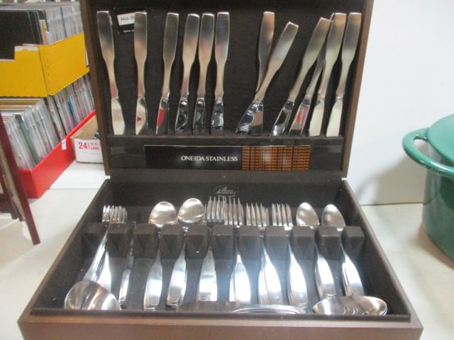 78 Pieces of Oneida "Paul Revere" Community Stainless Flatware and (1 of 9)