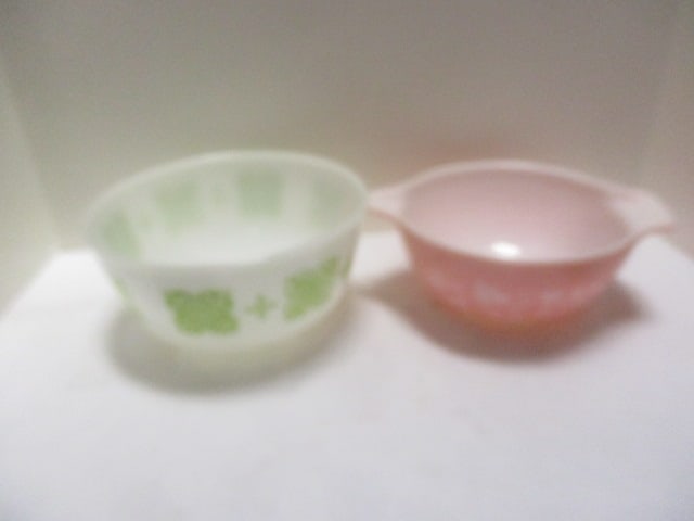 Vintage Fire King Dutch Clover Bowl and Pyrex Pink Gooseberry.: 1 1/2 qt and 2 1t.