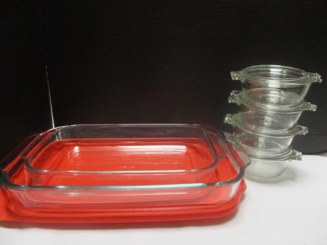 Two Pyrex Baking Dishes with Plastic Covers and Four Small Pyres Bowls with Lids.: 10 oz. Bowls.