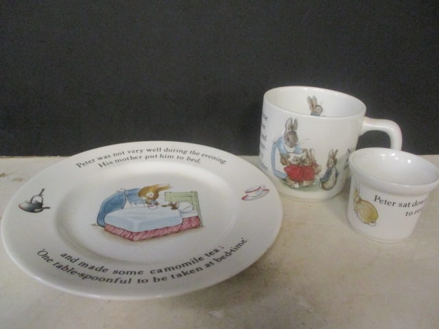Vintage Wedgwood "Peter Rabbit" Child's Plate, Cup, and Small Pot (1 of 14)