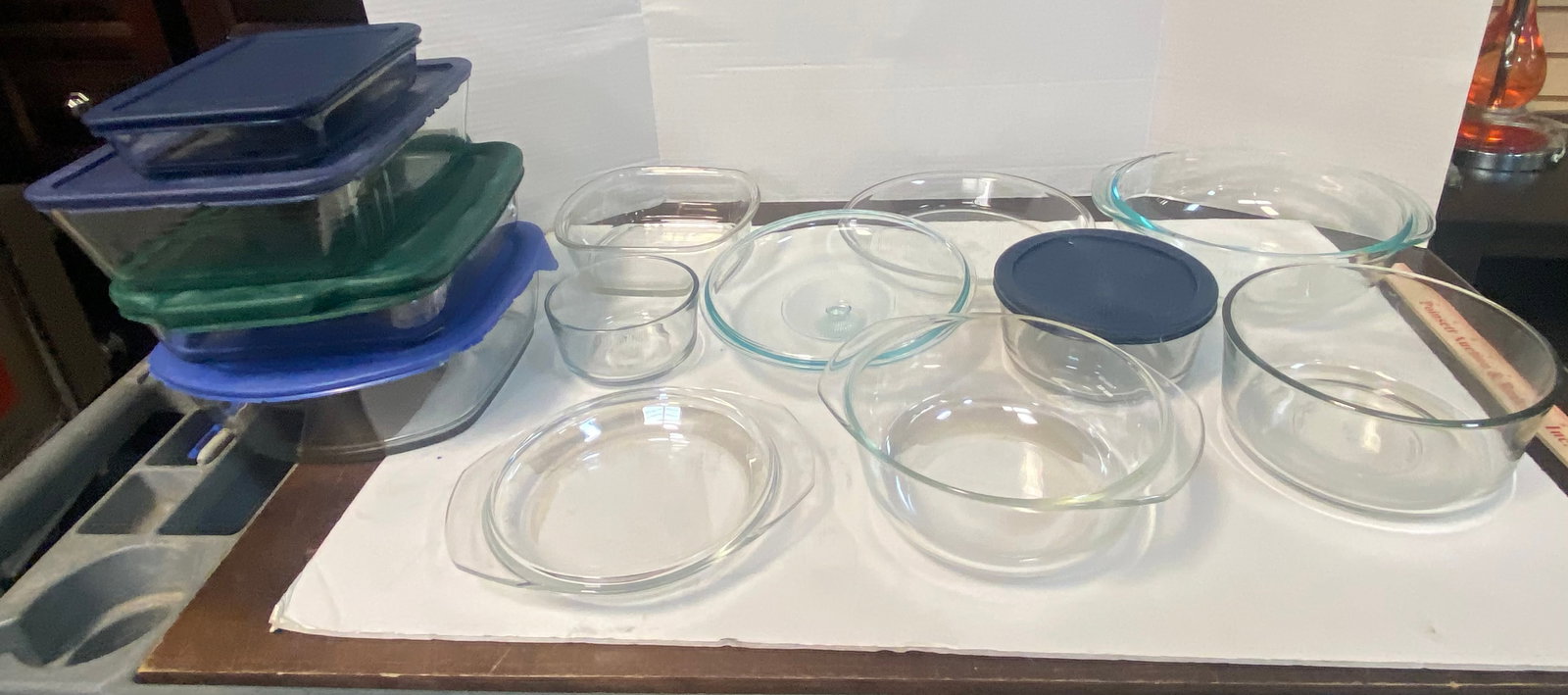 Eleven Anchor Hocking and Pyrex Bowls, Dishes and Pie Plate.: See Pictures.